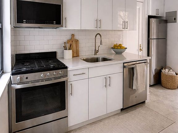 3rd image of 245 E 21st St #305