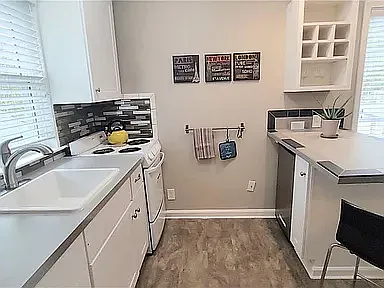 West Plaza Furnished Studio Apartments — Photo 3