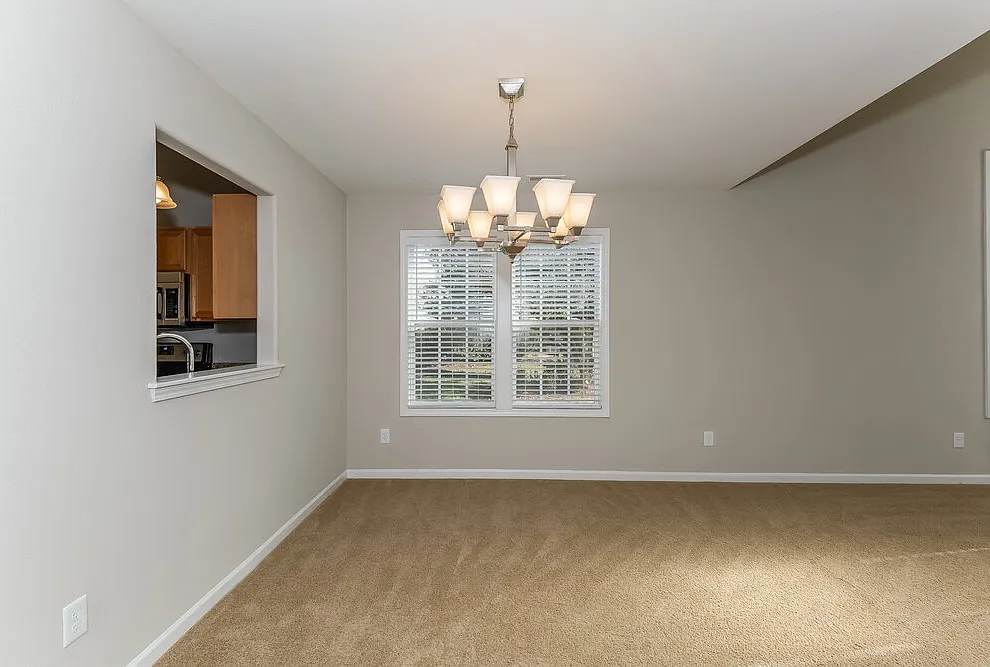 3 bed, 2.5 bath, 1828 sqft, $3,060 — Photo 3