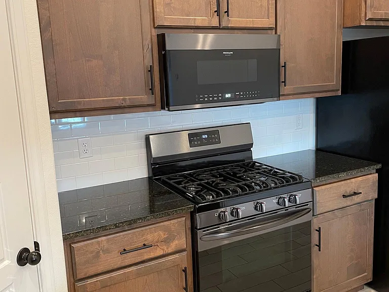 464 Hall Ave — Photo 3