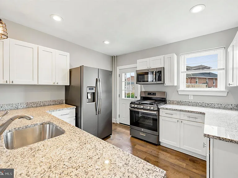 732 W Railroad Ave — Photo 16