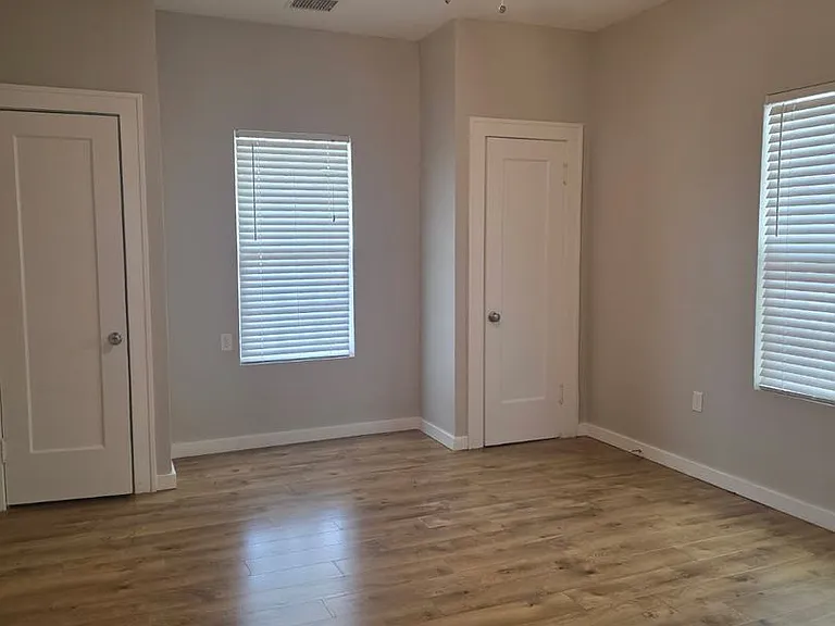 517 N Main St — Photo 11
