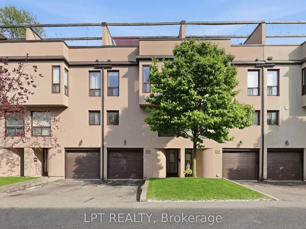 24 Reid Dr #21, Mississauga, ON L5M 2A6
