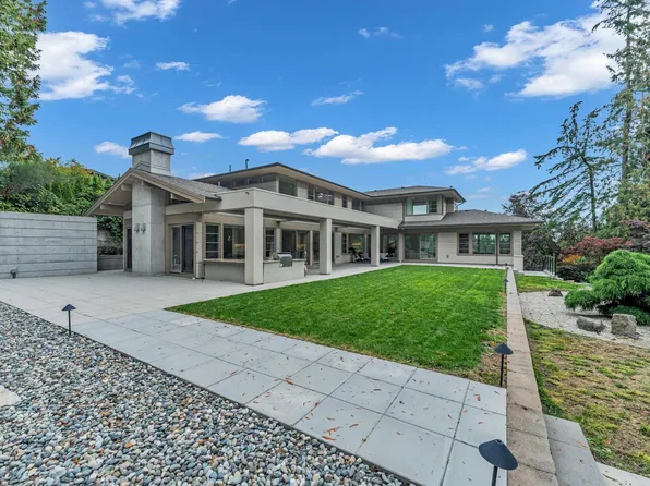 565 Robin Hood Rd, West Vancouver, BC V7S 1T4