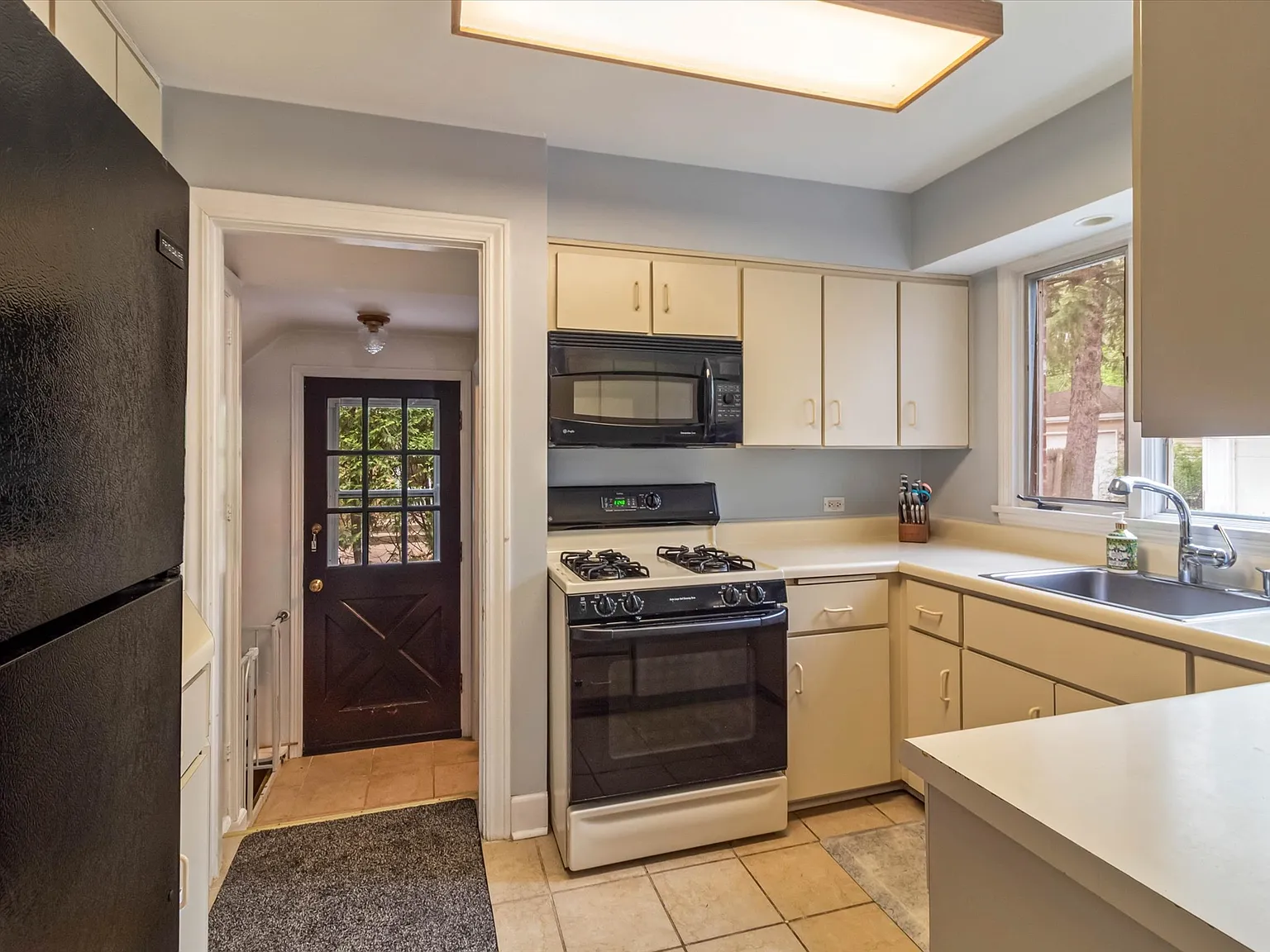 3 bed, 1.5 bath, 1534 sqft, $3,750 — Photo 3