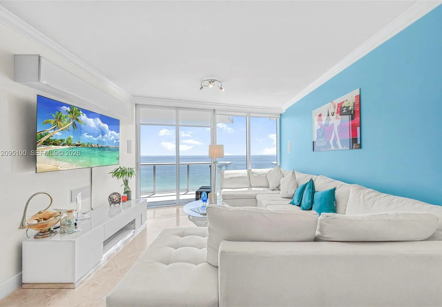 Jade Beach Condo — Photo 1