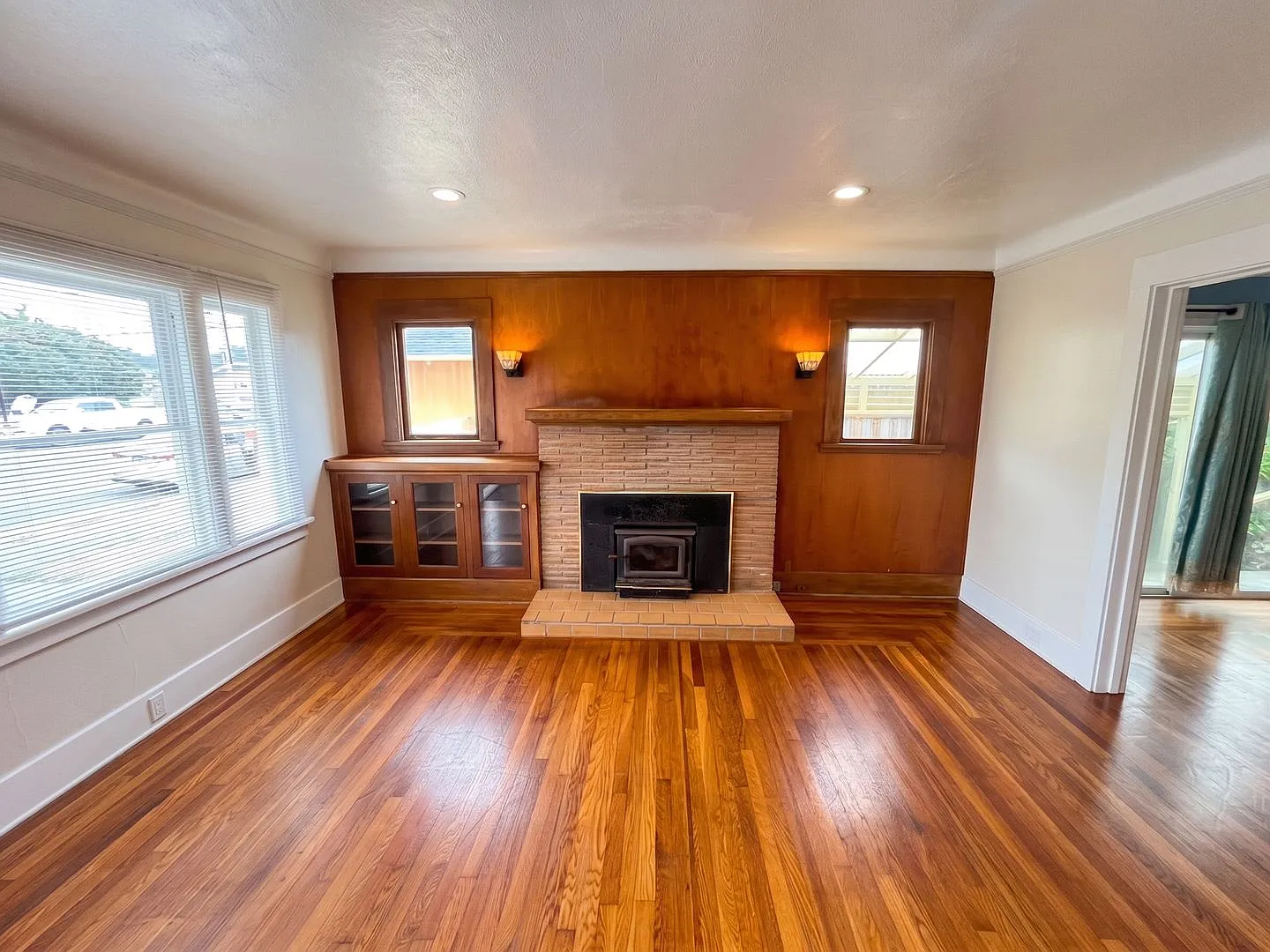 Charming Pet-Friendly Henderson Center 3/1 Home! — Photo 3