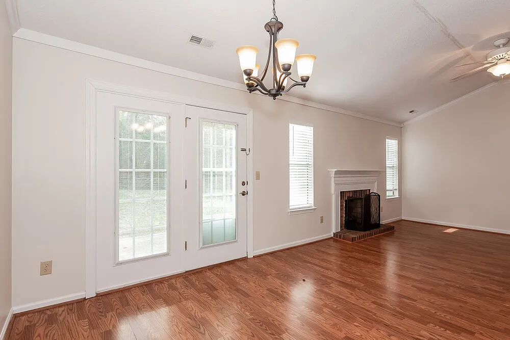 3 bed, 2.0 bath, 1407 sqft, $2,080 — Photo 3