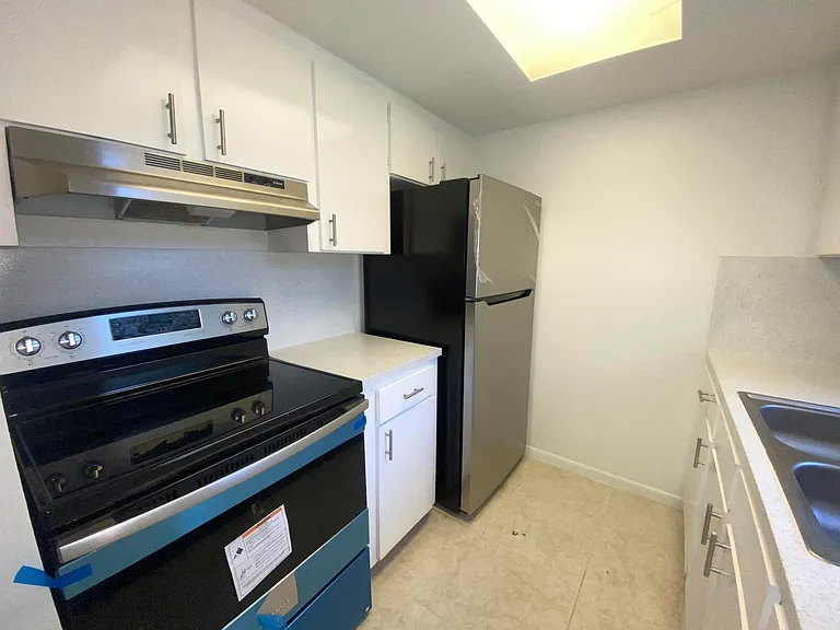 221 SE 3rd Ave #6 — Photo 2