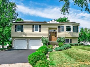 18 Green Ln, Mahopac, NY 10541