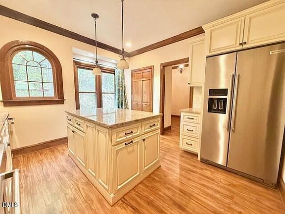3rd image of 6844 Gloucester Rd