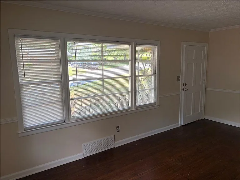 2064 Montrose Dr — Photo 3