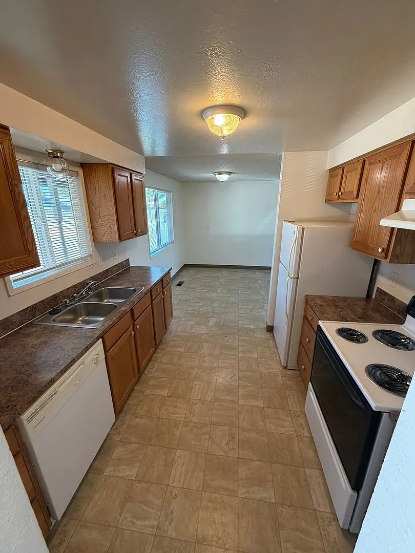 2523 Pine Ln SE — Photo 2