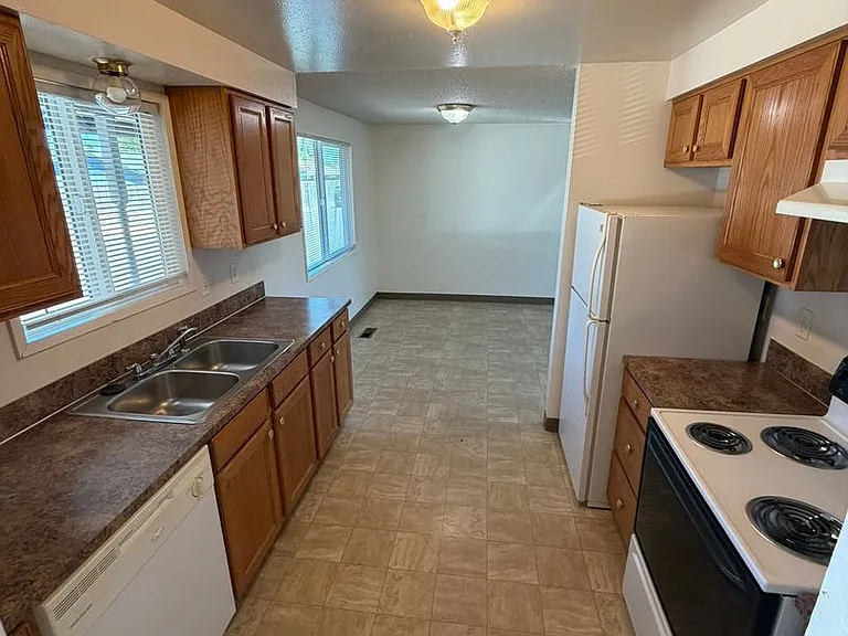 2523 Pine Ln SE — Photo 2