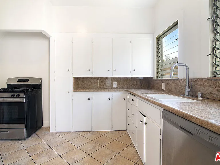 170 1/2 S Sycamore Ave — Photo 19