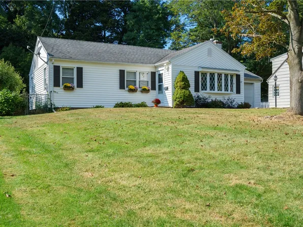 17 Woodside Dr, Penfield, NY 14526