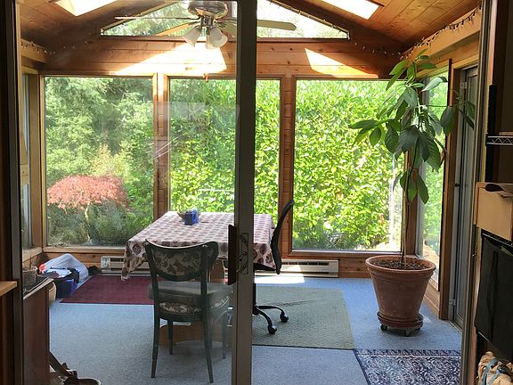 Sunroom/dining area