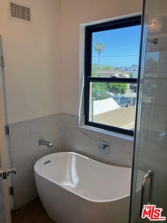 3 bed, 3.0 bath, 1617 sqft, $4,150 — Photo 3