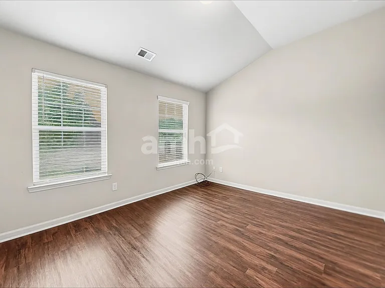 918 Pine Ln — Photo 17