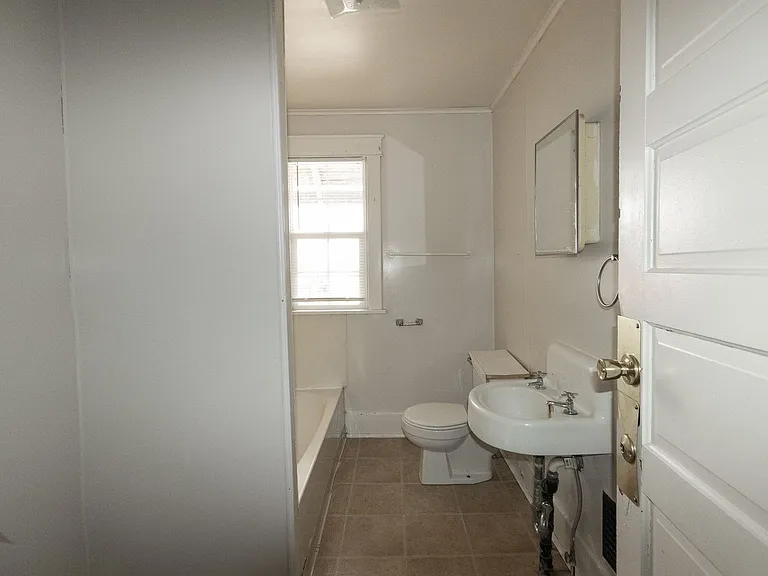 1107 E Walnut St — Photo 5