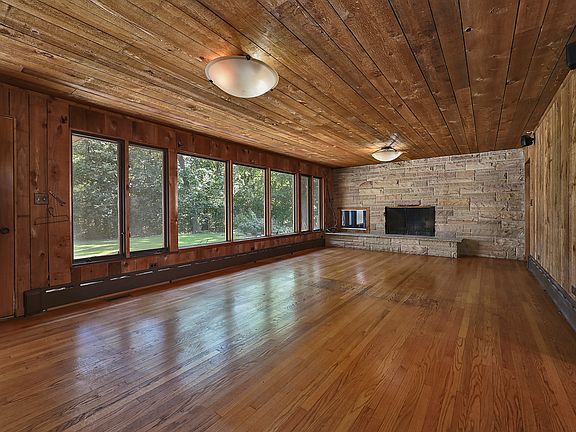 3rd image of 105 Lomond Dr