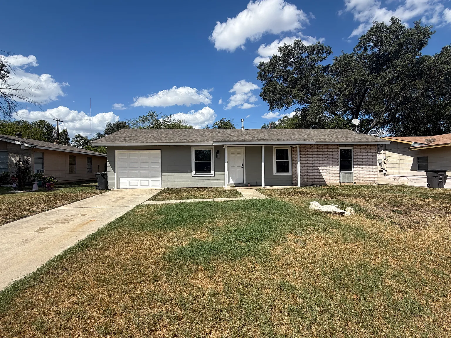 3 bed, 1.5 bath, 912 sqft, $1,200 — Photo 1
