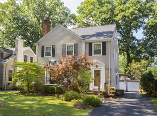 472 Lake Forest Dr, Bay Village, OH