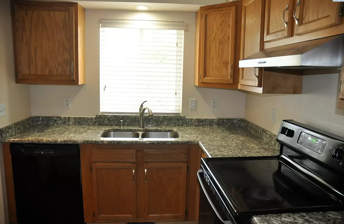 409 NW Terre View Dr — Photo 3