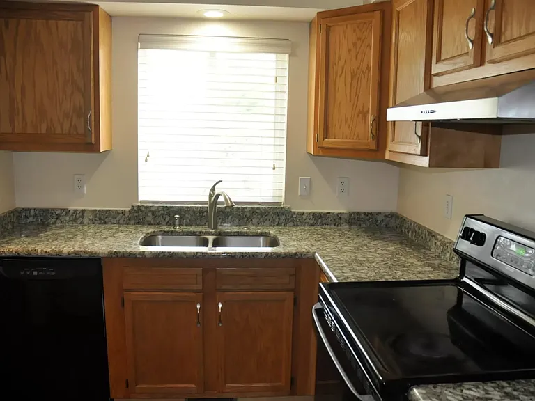 409 NW Terre View Dr — Photo 3