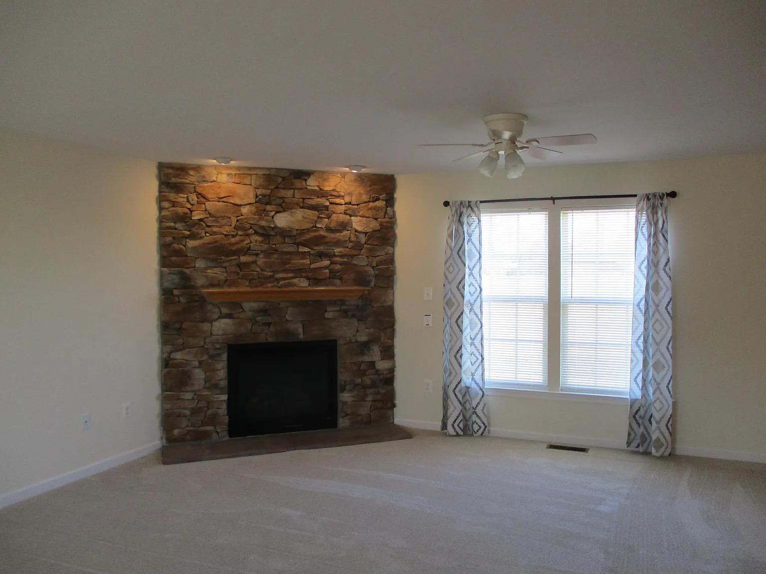 4 bed, 3.5 bath, 2700 sqft, $2,750 — Photo 3
