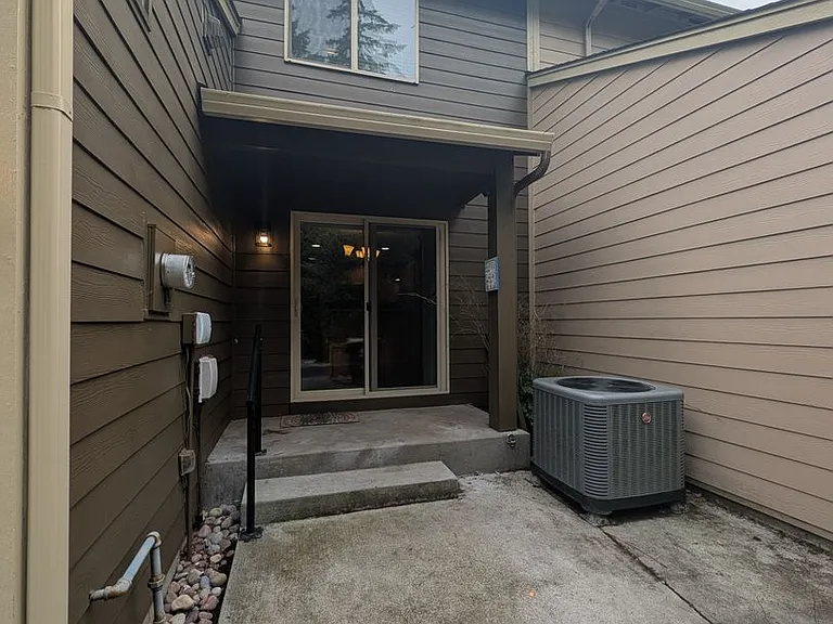 7302 Hayworth Ave NE — Photo 33