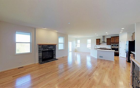 5th image of 127 Cranbrook Ln