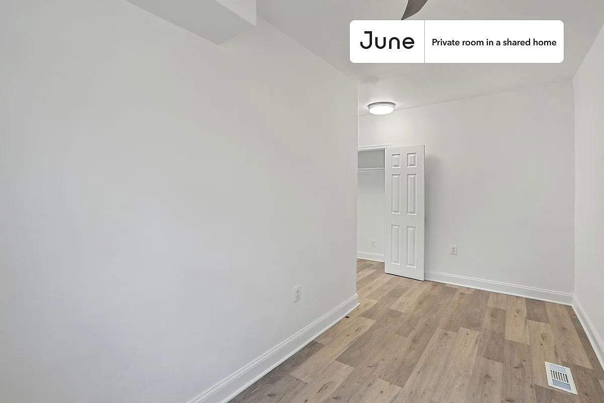 Full bedroom in 5 bed/3.5 bath home in Upper Central NE #810 B — Photo 3