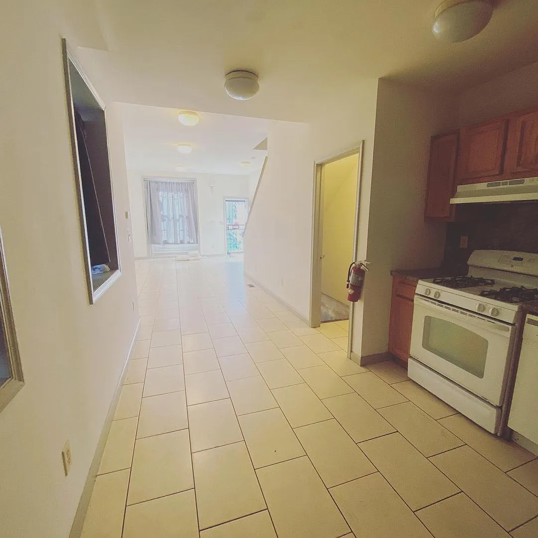 4 Bedroom House steps from Temple University — Photo 1