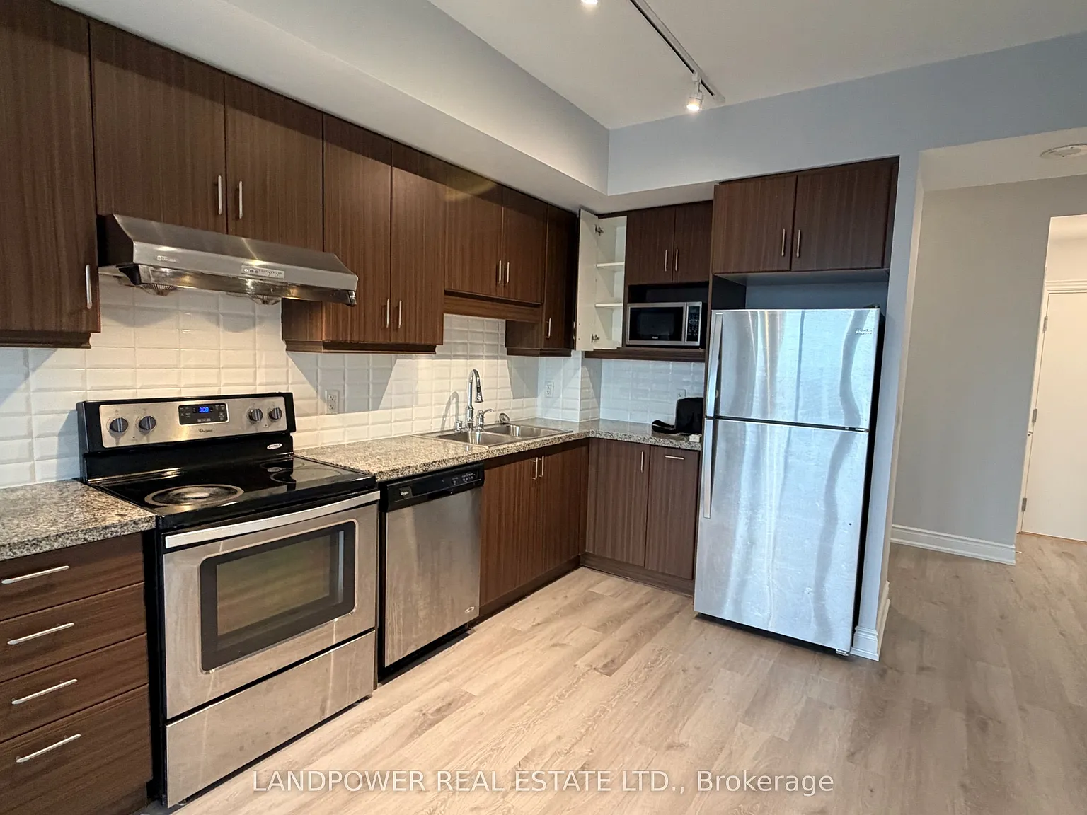 Fontana Condos — Photo 4