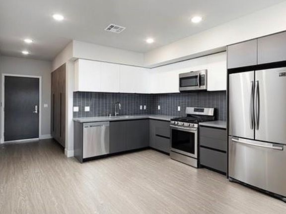 4th image of 836 S Harvard Blvd #304