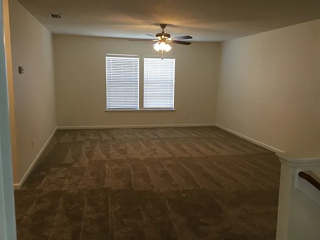 385 Bostwick Cir — Photo 4