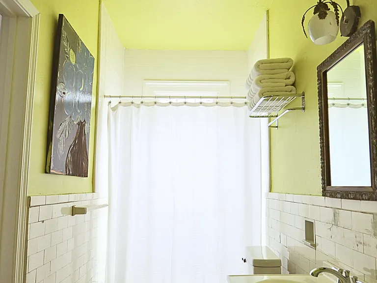 633 College St #B — Photo 7