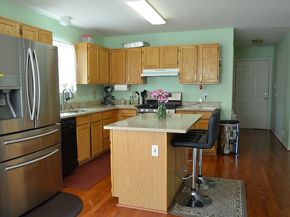 Kitchen w/island and quartz counters