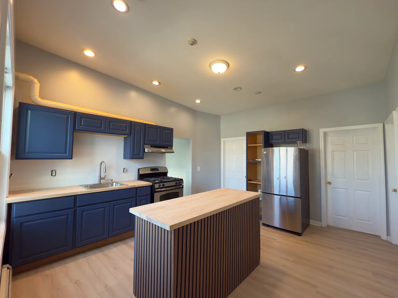 4 bed, 1400 sqft, $2,850 — Photo 1