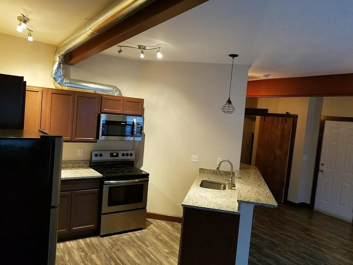 3 bed, 950 sqft, $2,491 — Photo 3