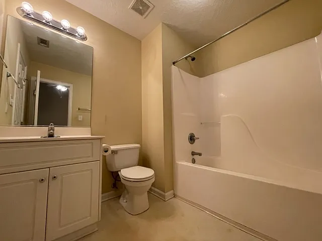 504 Edgecliff Ln — Photo 8