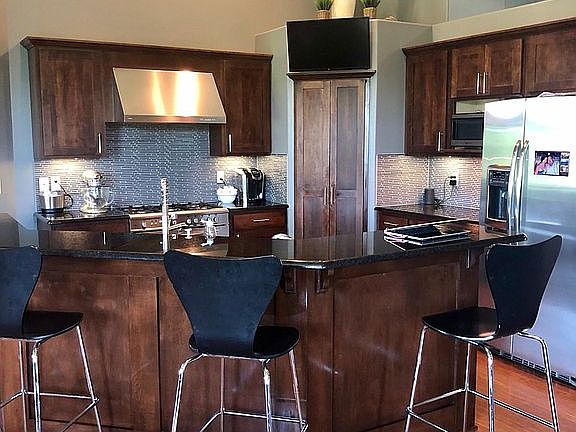 Kitchen breakfast bar