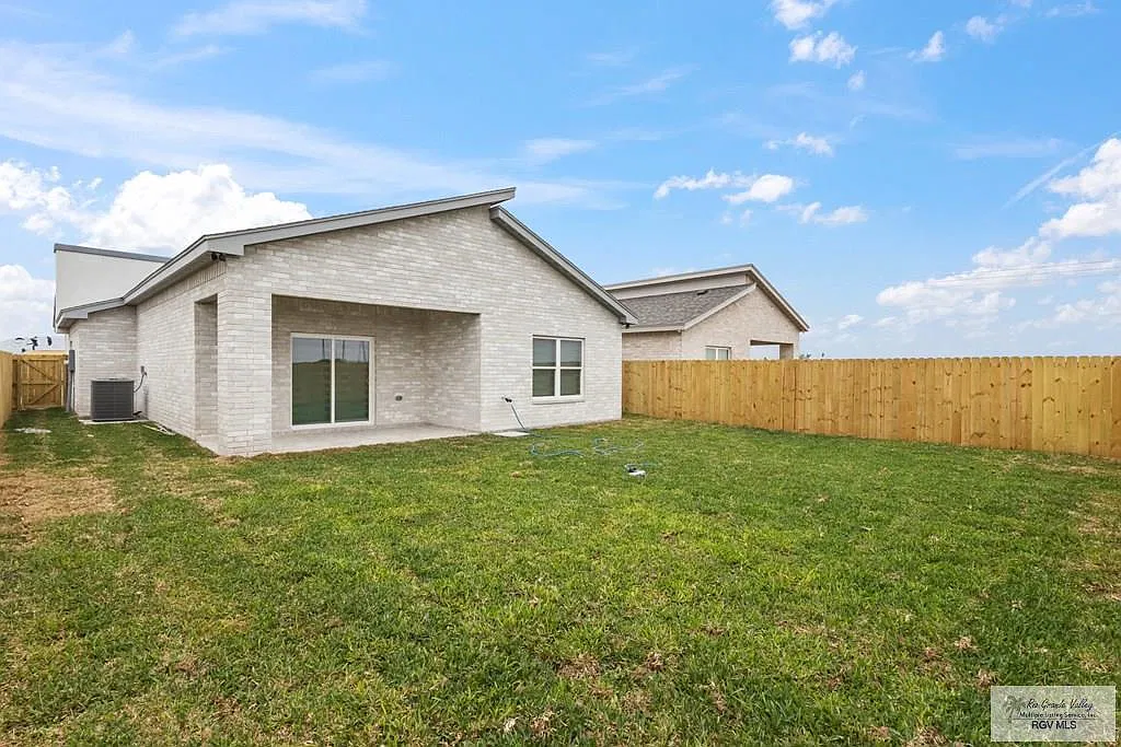 3 bed, 2.0 bath, 1368 sqft, $2,000 — Photo 2