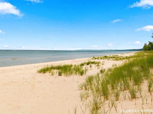 5045 N Ridge Rd, Pentwater, MI 49449