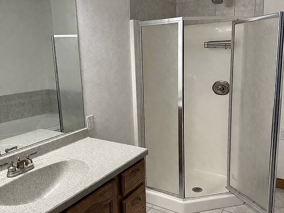 3rd image of 302 Holland Rd