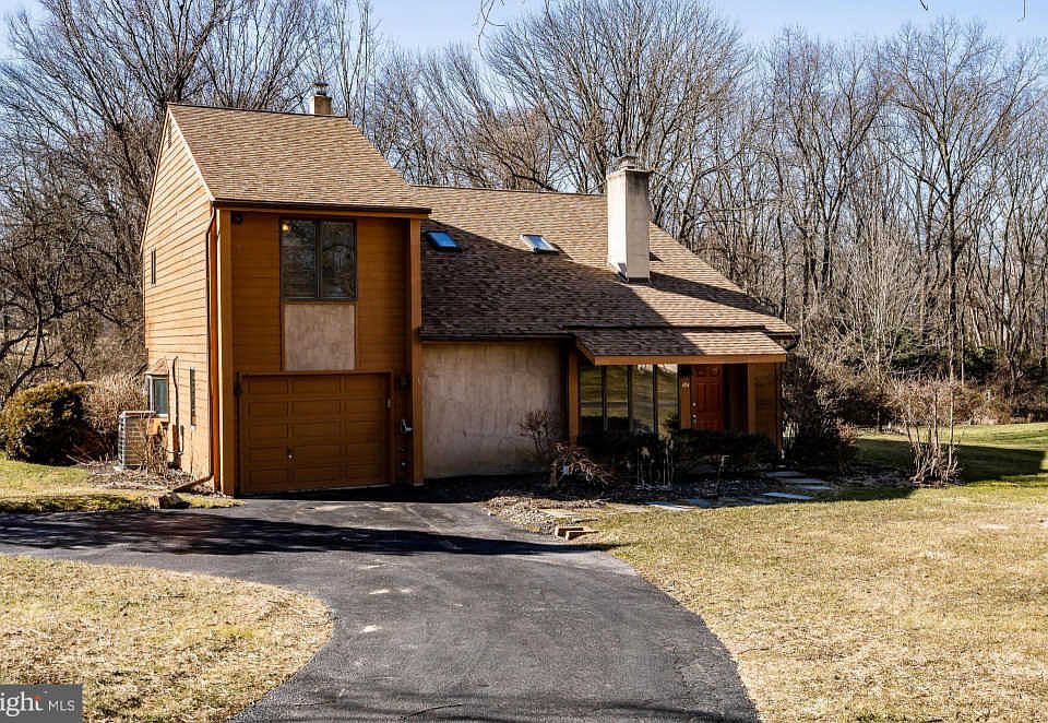 1st image of 404 Banyon Ln