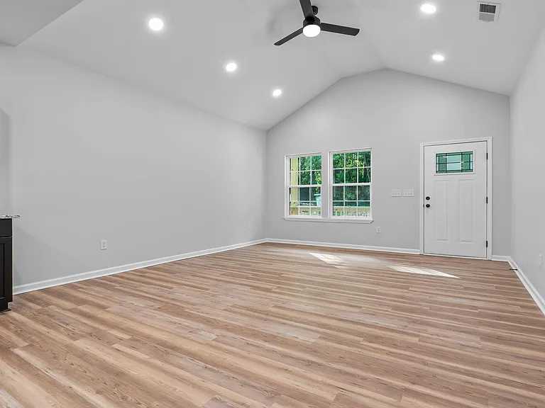 410 Lincolnshire Blvd — Photo 8