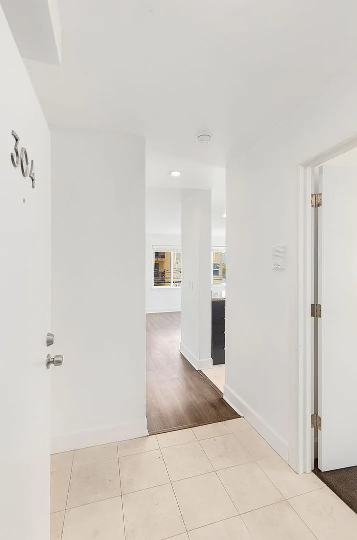 Admiral District 1 Bedroom Condo with Laundry - 1 Reserved Parking Space — Photo 3