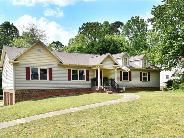 6825 Breckingridge Ln, Clemmons, NC 27012